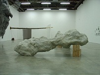 Visite extérieure d'une grotte, 2010, Ciment, bois, 650 x 350 x 150 cm, Vue de l'exposition "Dynasty", Palais de Tokyo, Paris, 2010, (c) Julien Dubuisson