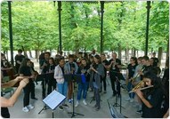 Le 12 juin, ils étaient là en concert au sénat ! Les élèves des Orchestres à l'école "Brass Band Marcel Rivière" et "Orchestre Anne Franck" se produisaient sous le kiosque du pretigieux jardin du Luxembourg !