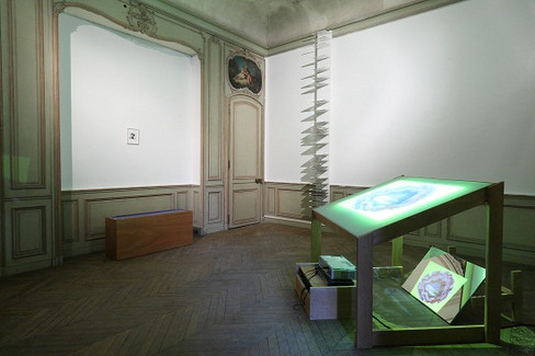 Marianna Castillo-Deball, La pierre obsidienne est noire, transparente et mate. On en fait des miroirs. Ils reflètent l’ombre plutôt que l’image des êtres et des choses, 2008, (c) Yann Piriou