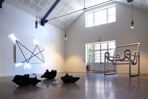Au premier plan : Pascal Convert, Sans titre, 1996 ; A droite : Richard Fauguet, Sans titre, 2003 ; Au fond : François Morellet, Sous un nouvel éclairage, on joue les prolongations, 2003, (c) Yann Piriou