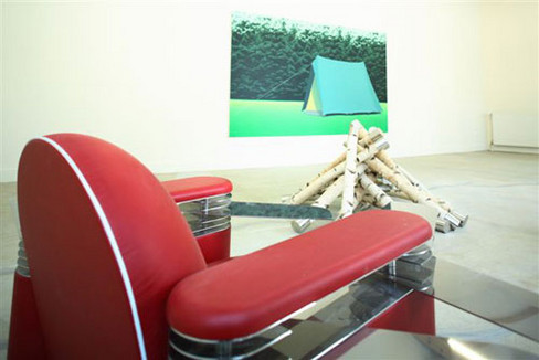 Fabrice Hyber, Fauteuil couteau suisse, 2001 ; Didier Marcel, Sans titre, 2003 ; Dan Hays, Under canvas IX, 1998, (c) Yann Piriou